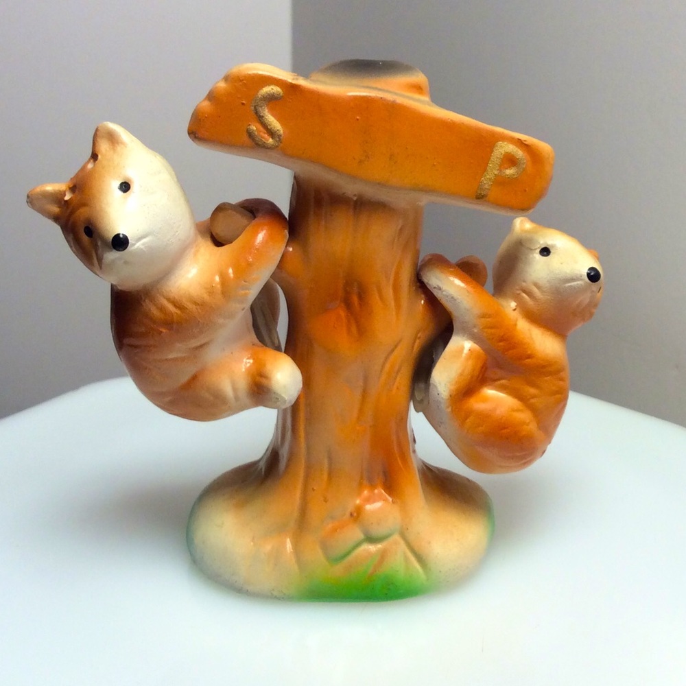 ❤️Vintage hanging bears salt and pepper shakers❤️